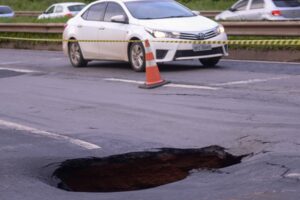 Buraco na BR-153 em Aparecida de Goiânia
