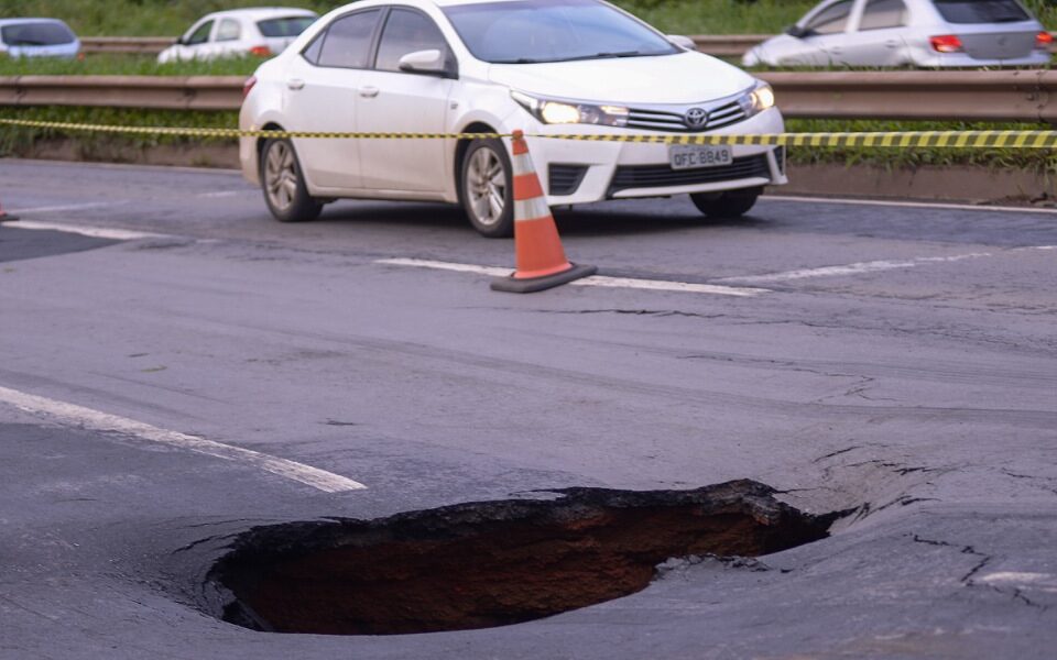Buraco na BR-153 em Aparecida de Goiânia