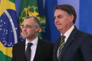 Bolsonaro entrega teste negativo para Covid e confirma ida à posse de Mendonça