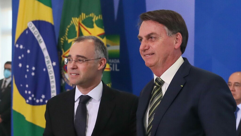 Bolsonaro entrega teste negativo para Covid e confirma ida à posse de Mendonça