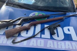 Duas armas de fogo e um simulacro foram apreendidos pela PM. (Foto: Divulgação/Patrulha Maria da Penha)