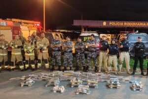 PM e PRF apreendem 126 tabletes de maconha em caminhão na BR-070, em Águas Lindas