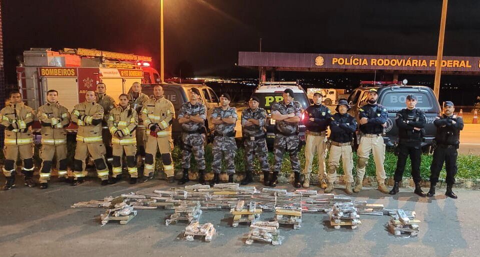 PM e PRF apreendem 126 tabletes de maconha em caminhão na BR-070, em Águas Lindas