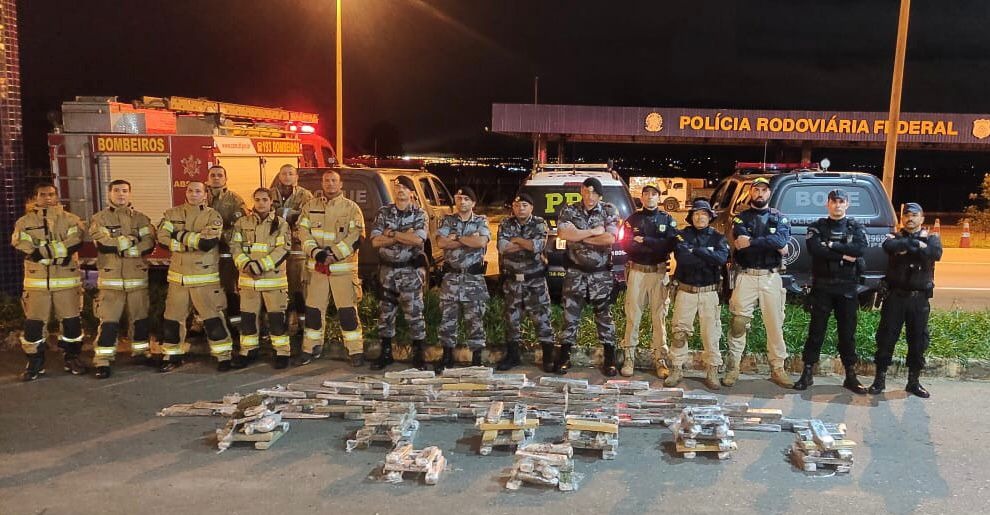 PM e PRF apreendem 126 tabletes de maconha em caminhão na BR-070, em Águas Lindas