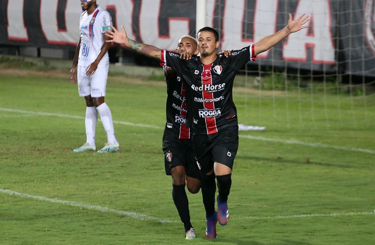 Alison Mira comemora gol pelo Joinville