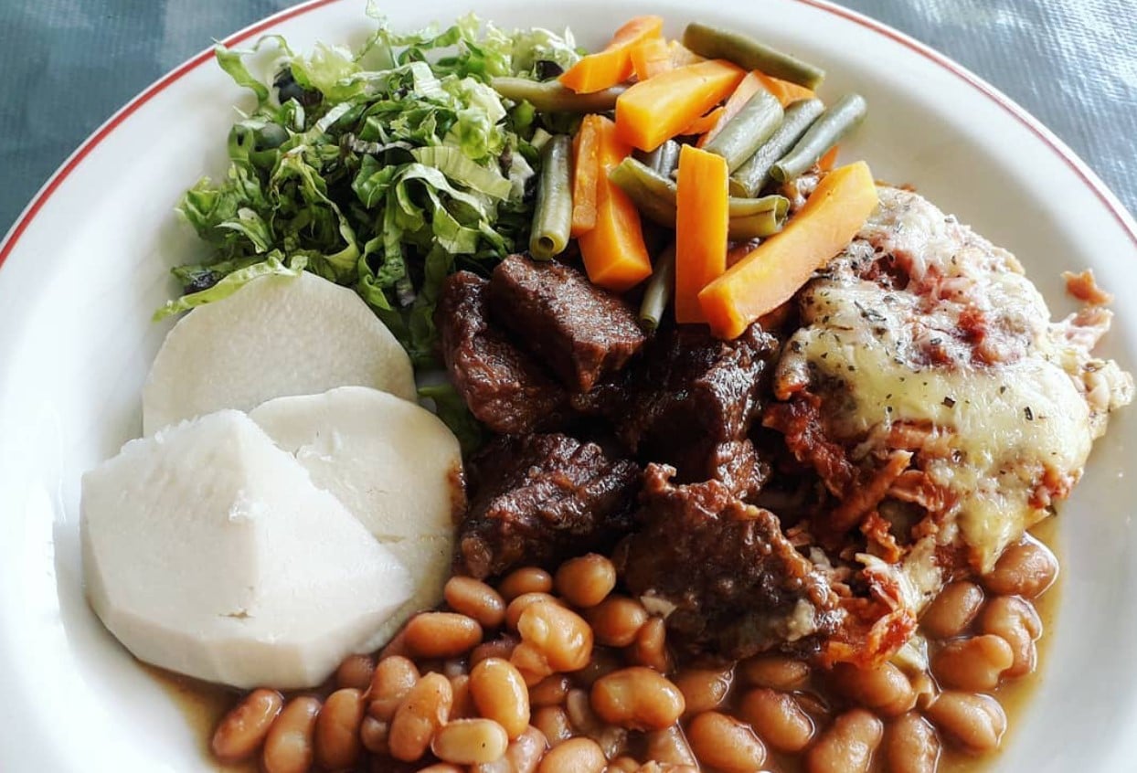 prato com arroz, feijão, guariroba e verduras