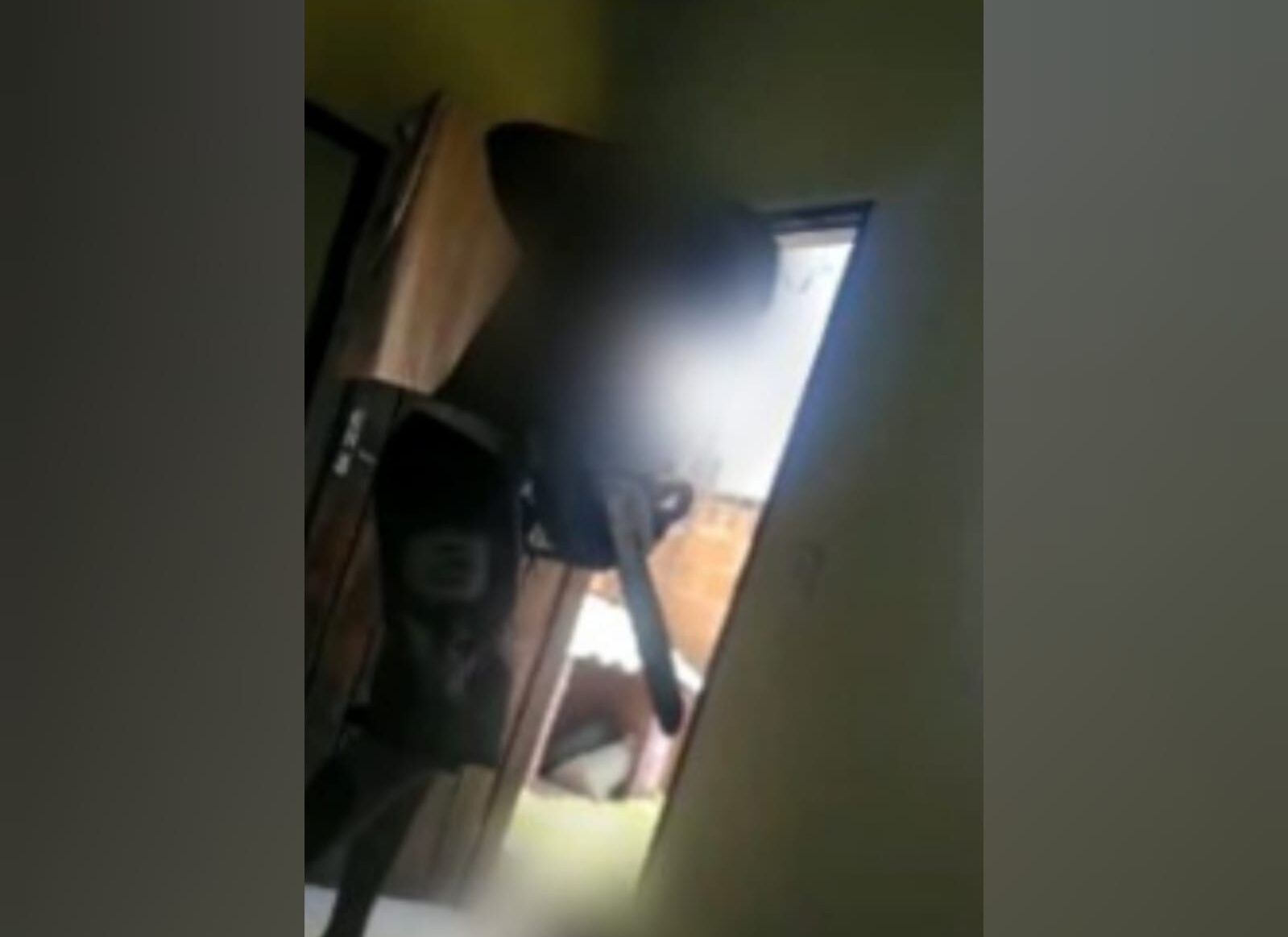 O homem suspeito de arrastar um jovem pelo pescoço com uma corda em Alto Paraíso foi flagrado com uma motosserra ligada contra outra vítima. (Foto: divulgação/Polícia Civil)