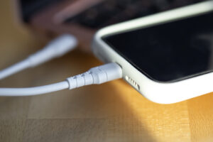 Celular: deixar em ‘modo silencioso’ aumenta dependência do aparelho, diz novo estudo (Foto ilustrativa: Reprodução - FreePik)