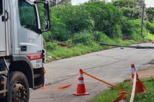 Caminhão puxa fio em Aparecida de Goiânia