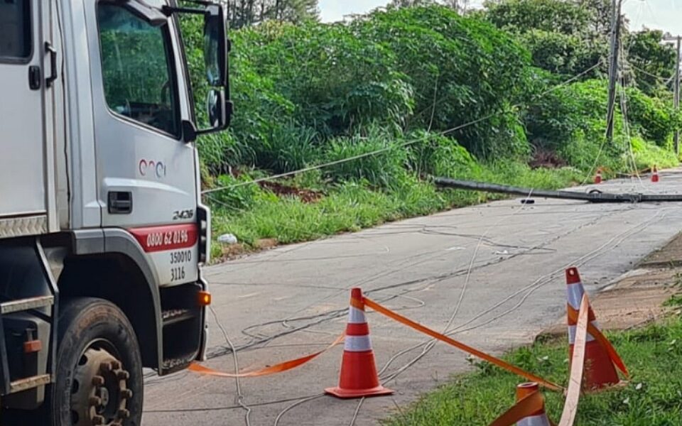 Caminhão puxa fio em Aparecida de Goiânia