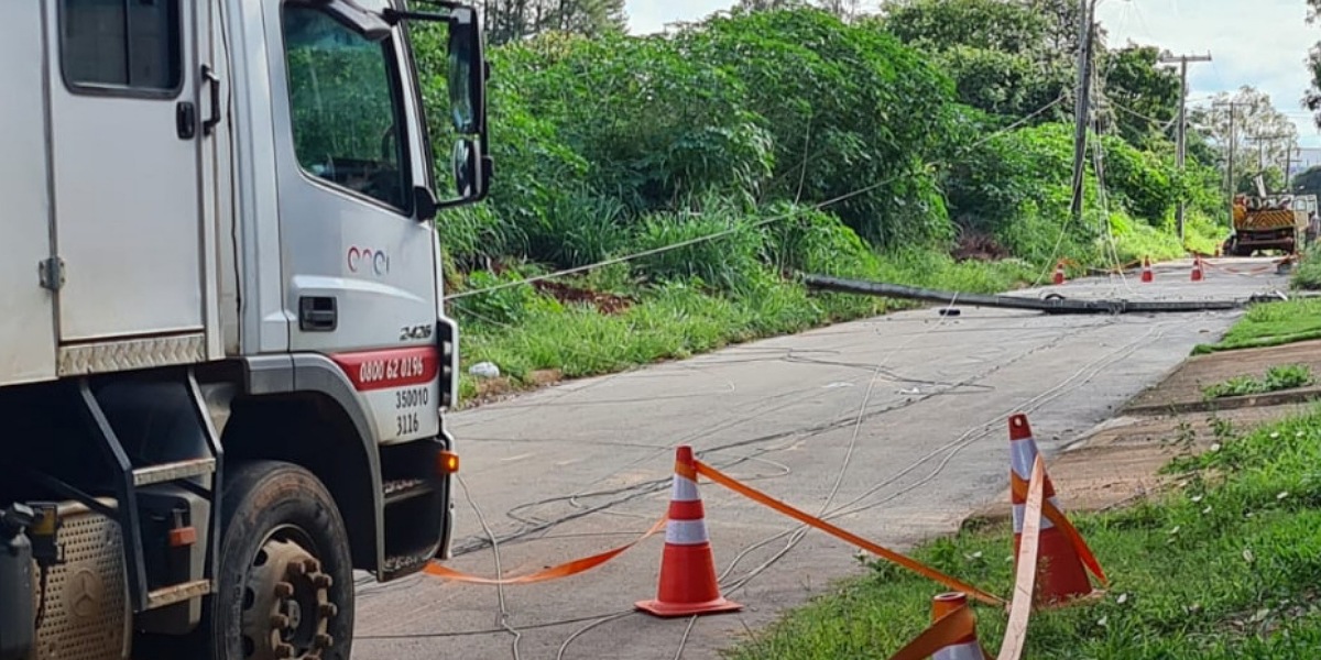 Caminhão puxa fio em Aparecida de Goiânia