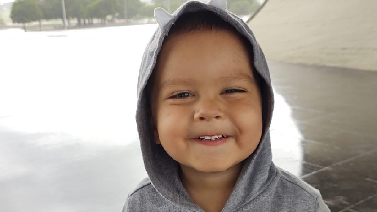Menino de 2 anos que precisa de medula óssea conseguiu doadores: 'estamos radiantes'