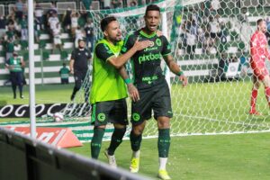 Alef Manga comemora gol com a camisa do Goiás