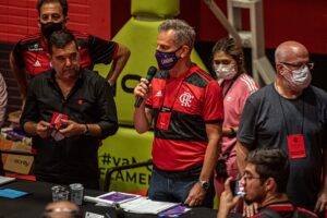 Rodolfo Landim fala com os apoiadores após eleição