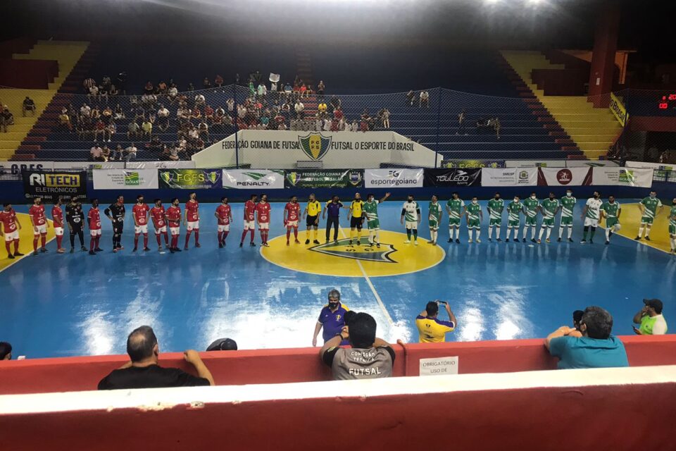 Vila Nova e Corumbaíba perfilados antes do jogo