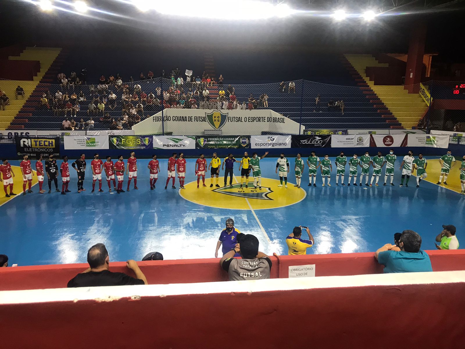 Vila Nova e Corumbaíba perfilados antes do jogo