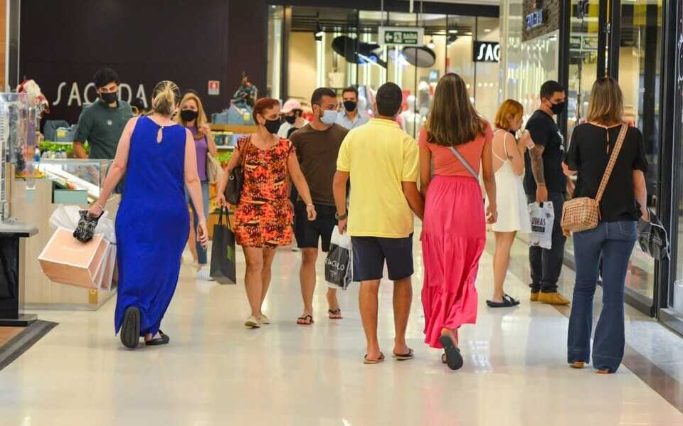 Na véspera do natal, consumidores enchem shoppings de Goiânia atrás de presentes