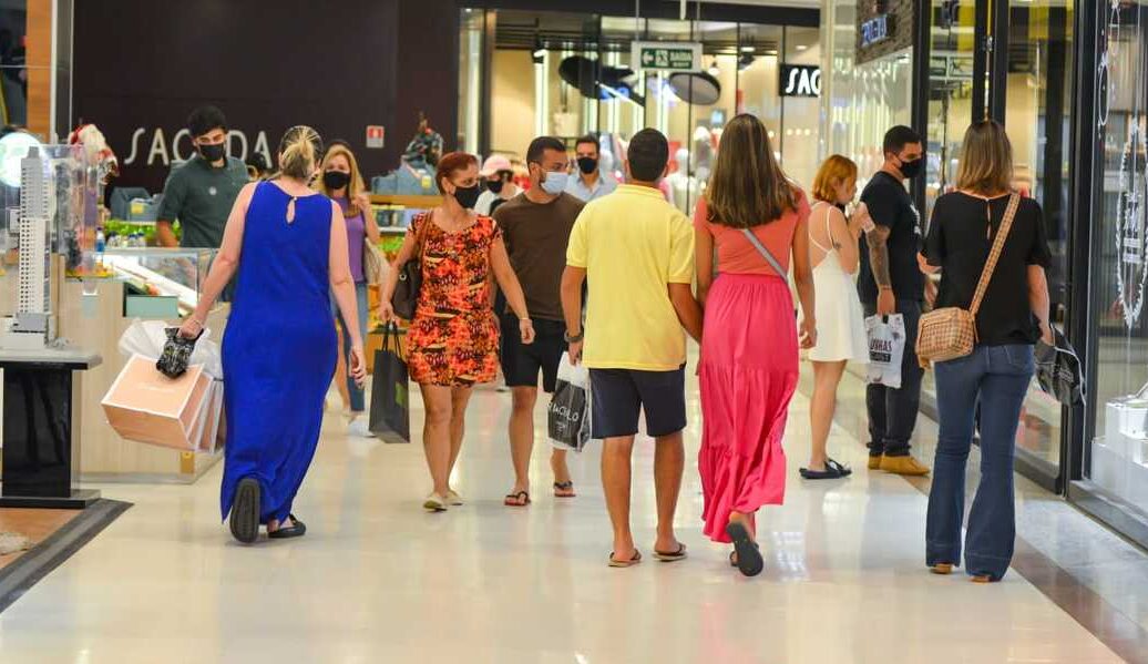 Na véspera do natal, consumidores enchem shoppings de Goiânia atrás de presentes