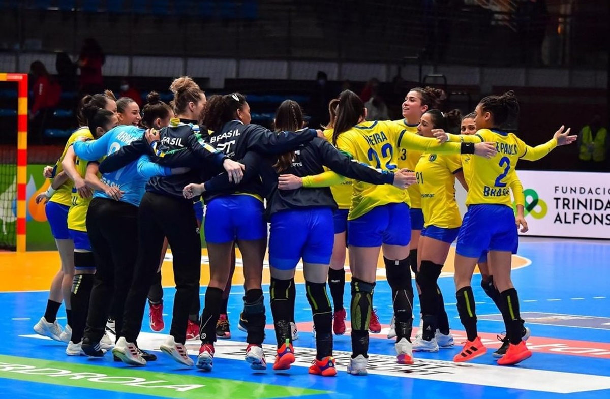 Jogadoras do Brasil comemoram vitória sobre a Argentina