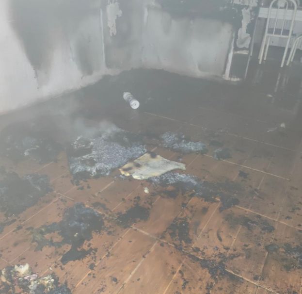Marcas do incêndio ficaram espalhadas pela casa. (Foto: Divulgação/Bombeiros)