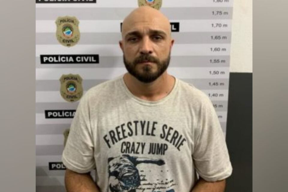 Homem é preso suspeito de furtar dois carros de locadora de veículos em Goiânia (Foto: Divulgação/DERFRVA)