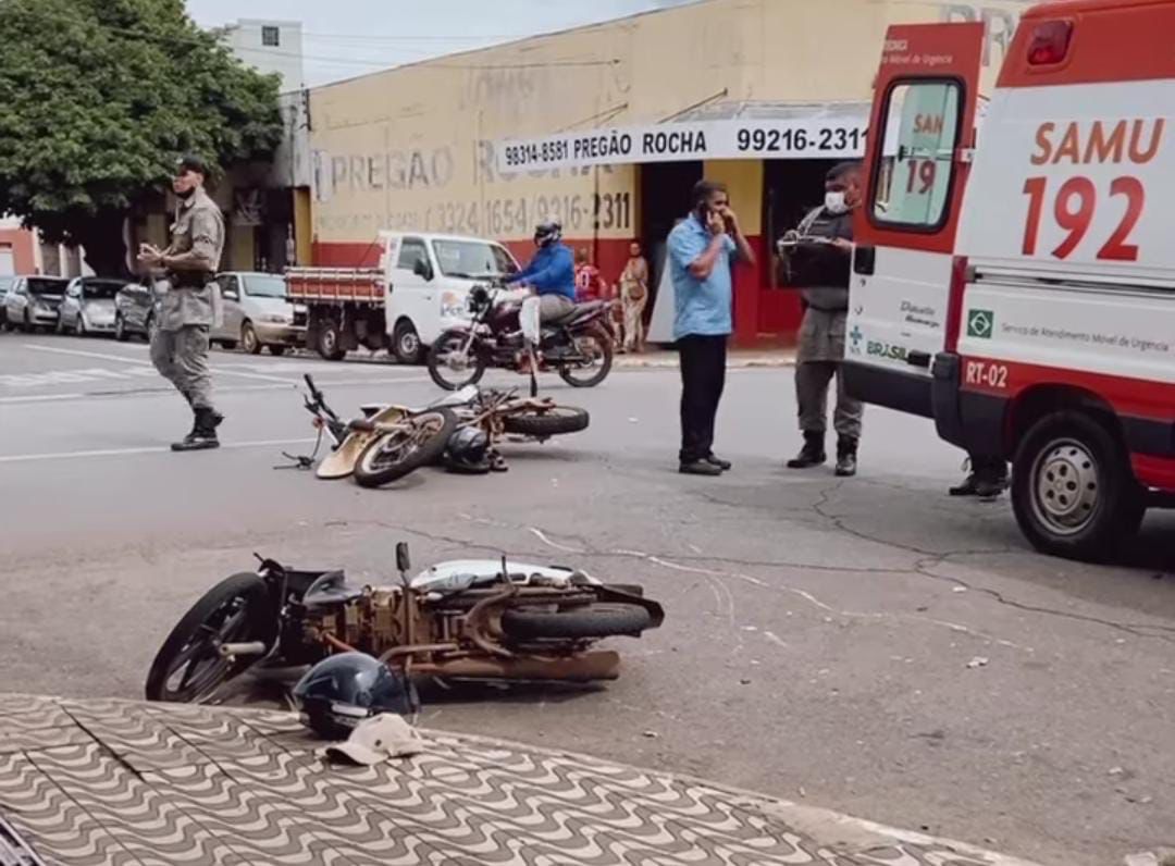 Batida entre as motos aconteceu próximo ao cruzamento com a Rua Sócrates Diniz. (Foto: Reprodução)