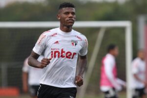 Arboleda durante treino no São Paulo