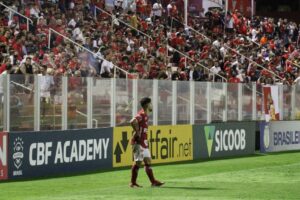 Jogador do Vila Nova observado pela torcida