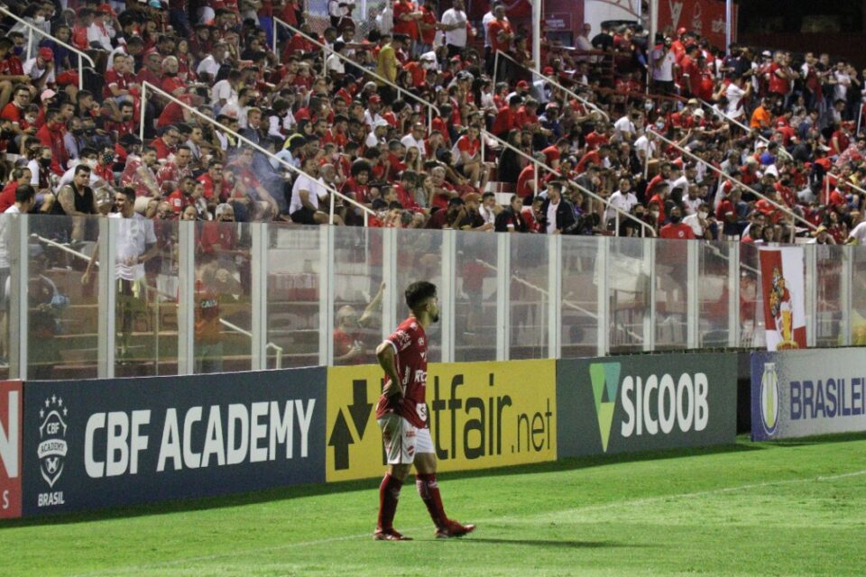 Jogador do Vila Nova observado pela torcida