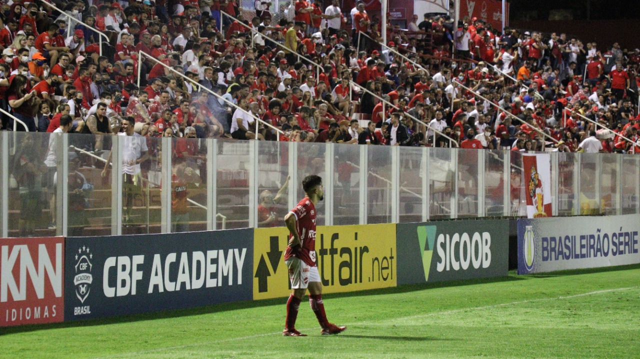 Jogador do Vila Nova observado pela torcida