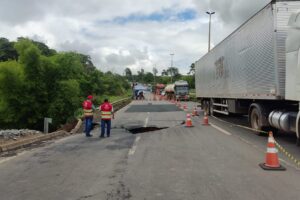 Veículos pesados trafegavam próximo ao buraco na pista da BR-153, em Aparecida (Foto: Defesa Civil - Divulgação)