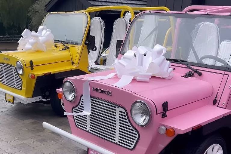 Kris Jenner presenteia membros da família com carros elétricos