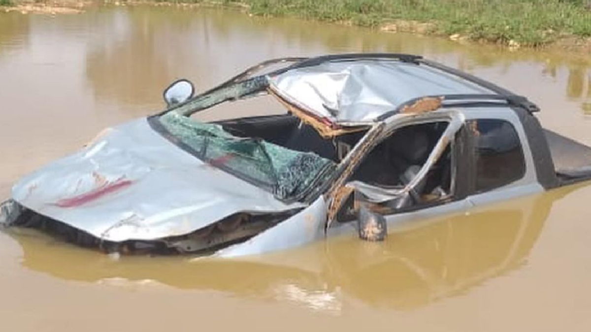 Veículo saiu da pista, capotou e só parou quando ficou submerso em uma represa