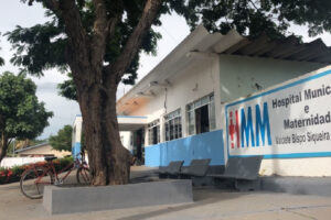 Mulher é detida suspeita de fingir ser enfermeira em hospital de Nova Crixás