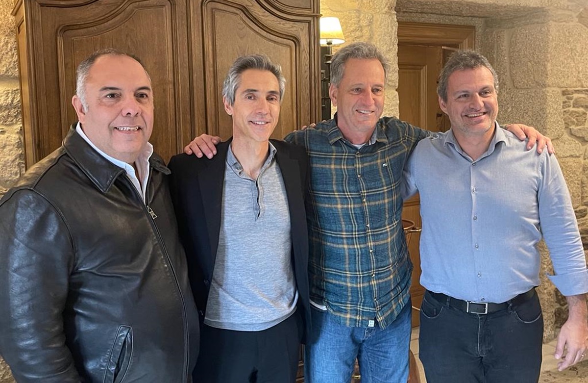 Paulo Sousa junto com a diretoria do Flamengo