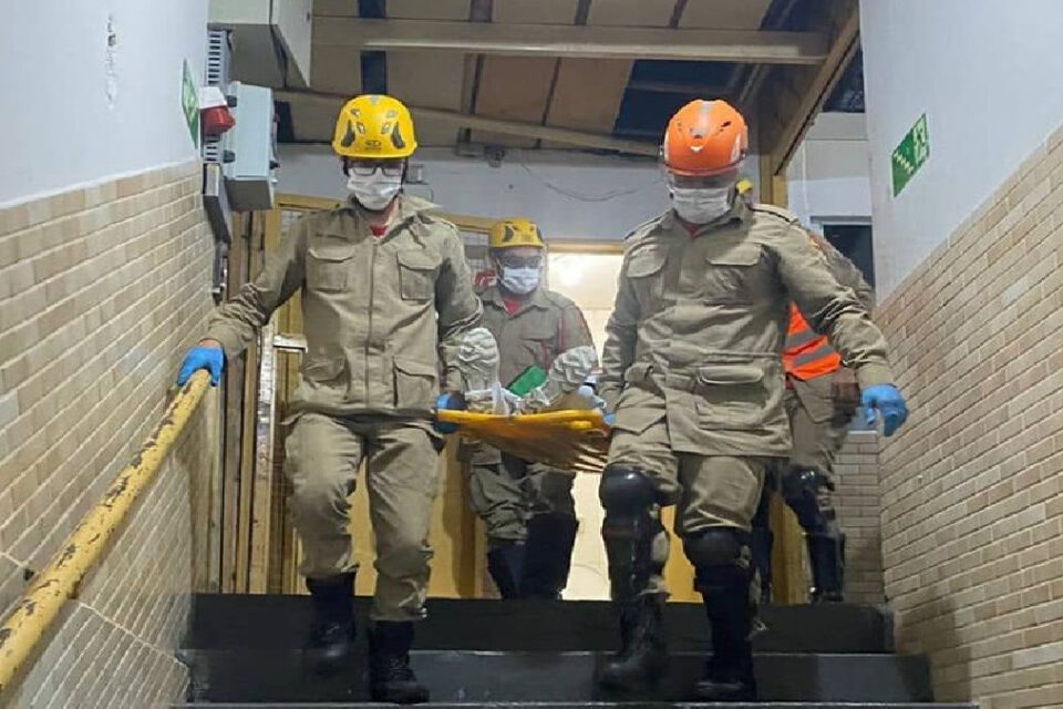 Operária fica ferida após cair de 2,5 metros em fosso de elevador em Catalão