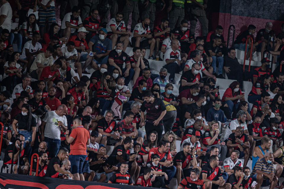 Torcida do Atlético Goianiense no estádio Antônio Accioly