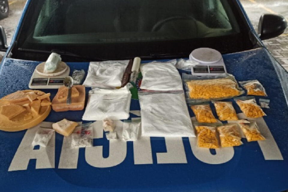 PM apreende R$ 415 mil em cocaína, ecstasy e crack na Vila Mauá, em Goiânia