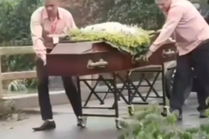 Funerária carrega caixão em ponte interditada entre Formoso e Santa Teresa de Goiás