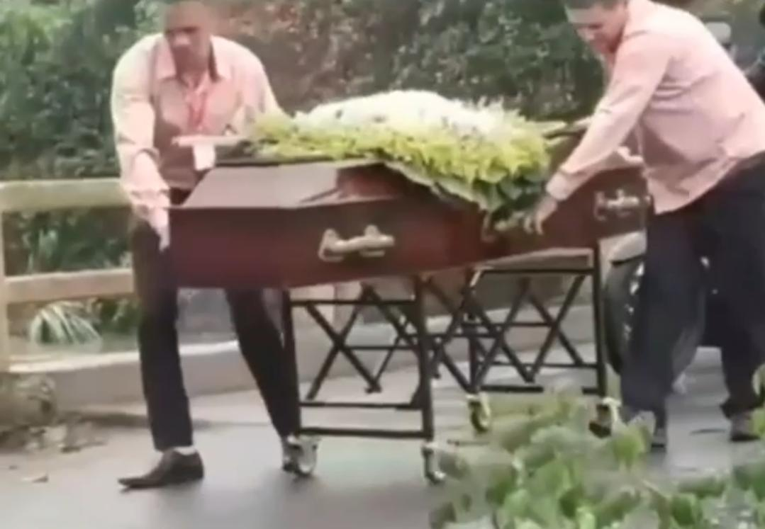 Funerária carrega caixão em ponte interditada entre Formoso e Santa Teresa de Goiás