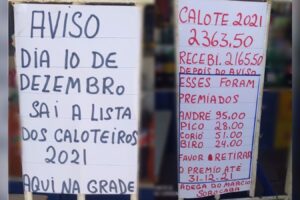 Bar do interior de São Paulo viraliza na internet ao colocar lista de caloteiros na porta