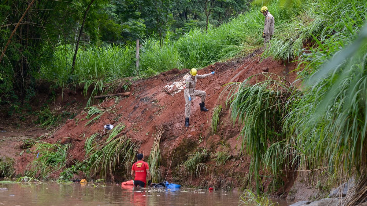 Empresa responsável por ônibus que caiu diz que prioridade agora são as vítimas e familiares