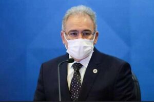 Queiroga critica governadores que vão vacinar crianças sem prescrição: 'Não são médicos'