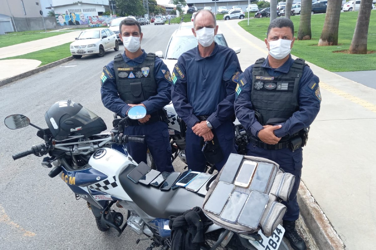 Guardas civis que efetuaram a prisão (Foto: Divulgação)