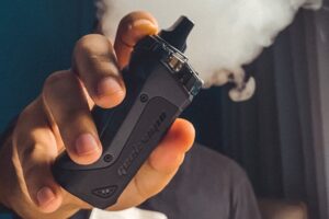 Cigarro eletrônico Zé Neto O vaper oferece riscos como o cigarro convencional. Cigarro eletrônico: Médica explica os riscos do causador da doença de Zé Neto