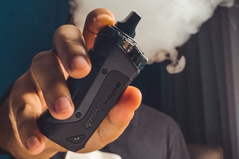 Cigarro eletrônico Zé Neto O vaper oferece riscos como o cigarro convencional. Cigarro eletrônico: Médica explica os riscos do causador da doença de Zé Neto