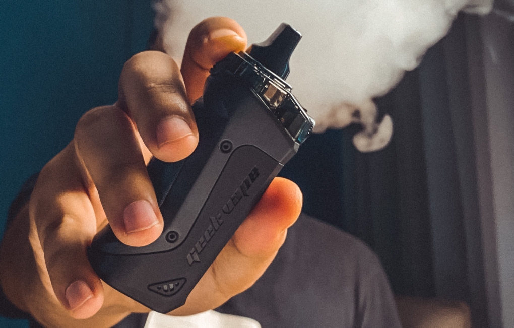 Cigarro eletrônico Zé Neto O vaper oferece riscos como o cigarro convencional. Cigarro eletrônico: Médica explica os riscos do causador da doença de Zé Neto