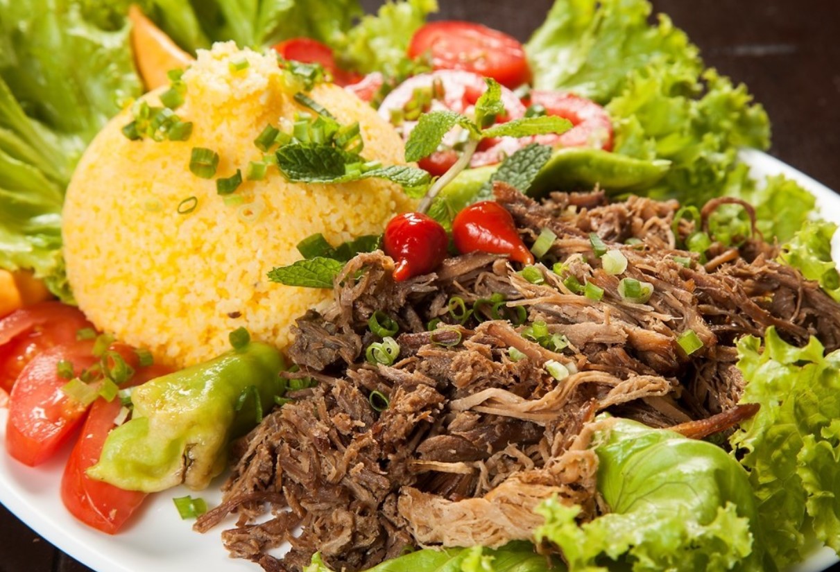 Cuscuz com carne de sol desfiada 