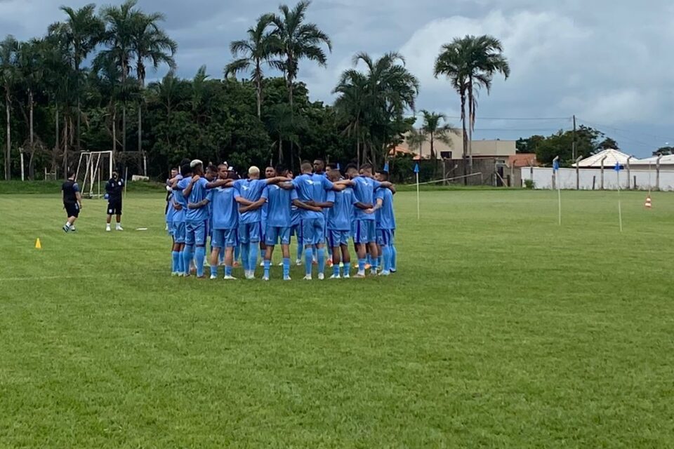 Jogadores do Grêmio Anápolis durante apresentação