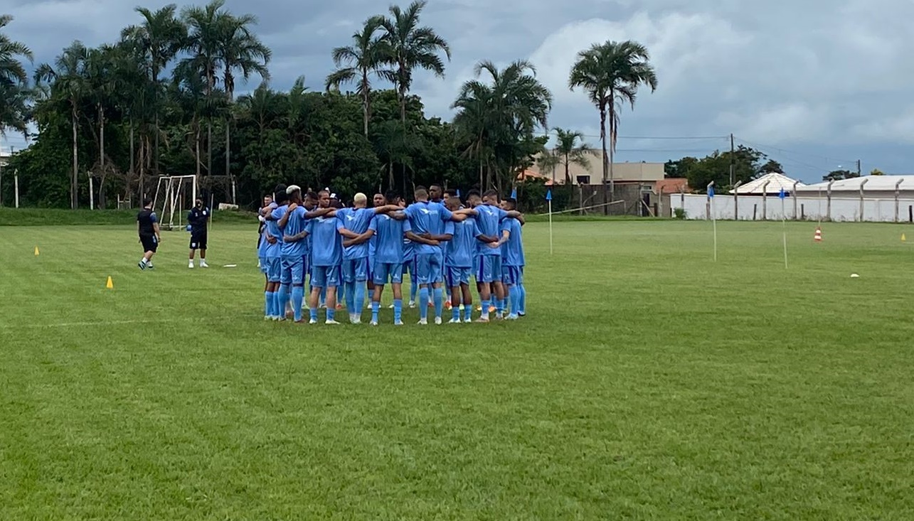 Jogadores do Grêmio Anápolis durante apresentação
